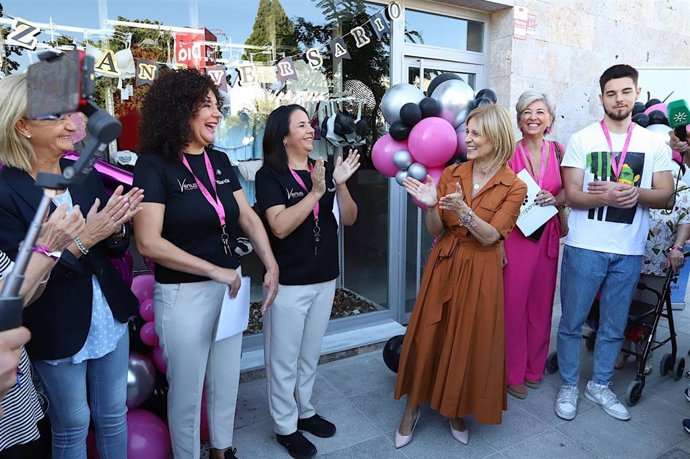 La alcaldesa de Jerez, María José García-Pelayo, en la inauguración de la segunda tienda 'Venus Lencería' en el Paseo de las Delicias.