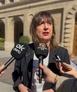 La portavoz del grupo municipal socialista, Lola Ranera, este sábado frente al Ayuntamento.