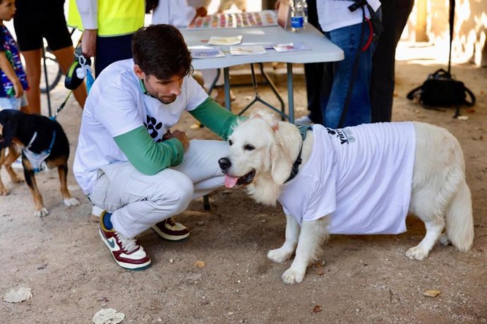 El concejal de Bienestar Animal en el Ayuntamiento de València, Juan Carlos Caballero, en las actividades organizadas  con motivo del Día Mundial de los Animales