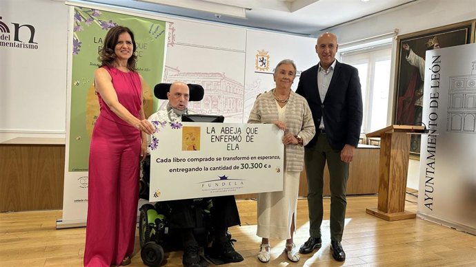 El leonés Urbano González entrega más de 30.000 euros a Fundela para la investifación del ELA en un acto con la presencia del alcalde de León, José Antonio Diez.