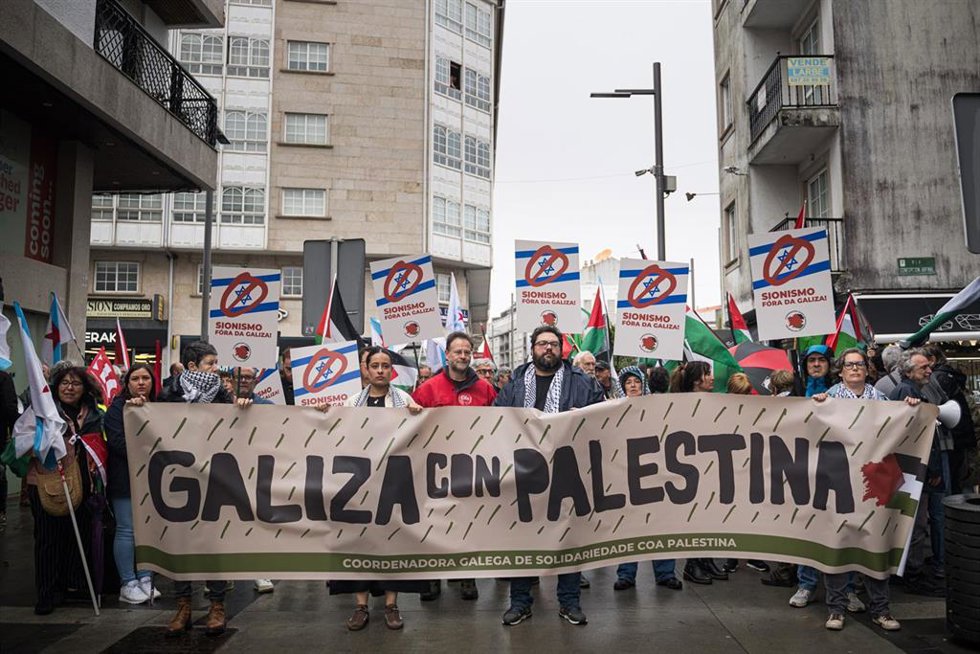 Manifestantes portan pancartas durante las protestas ante la presencia de Ehud Olmert, exprimer ministro de Israel  en el Foro La Toja, a 4 de octubre de 2025, en la Illa da Toxa, Pontevedra.