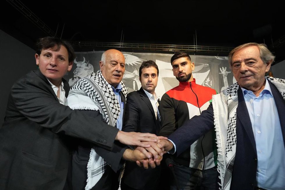 (I-D) El presidente de la Federación Palestina de Fútbol, Jibril Rajoub, el presidente de la Federación Vasca de Fútbol, Iker Goñi, el futbolista vasco de la selección de Palestina Yaser Hamed y el presidente de la Fundación Museo de la Paz de Gernika
