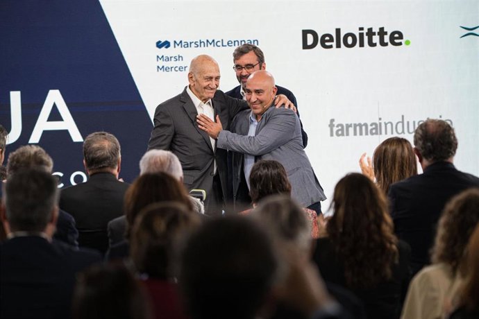 El ex primer ministro de Israel Ehud Olmert y el activista palestino de Jerusalén Samer Abdelrazzak Sinijlawi en el Foro La Toja Vínculo Atlántico.