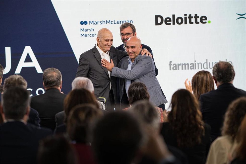 El ex primer ministro de Israel Ehud Olmert y el activista palestino de Jerusalén Samer Abdelrazzak Sinijlawi en el Foro La Toja Vínculo Atlántico.