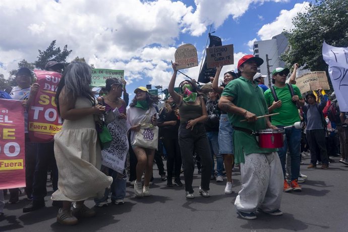 28 de setembro de 2025, Quito, Pichincha, Equador: Os manifestantes gritam e dançam pacificamente nas ruas de Quito durante a manifestação. Sete dias se passaram desde que os protestos nacionais começaram com uma greve imediata e indefinida. A cada dia, a