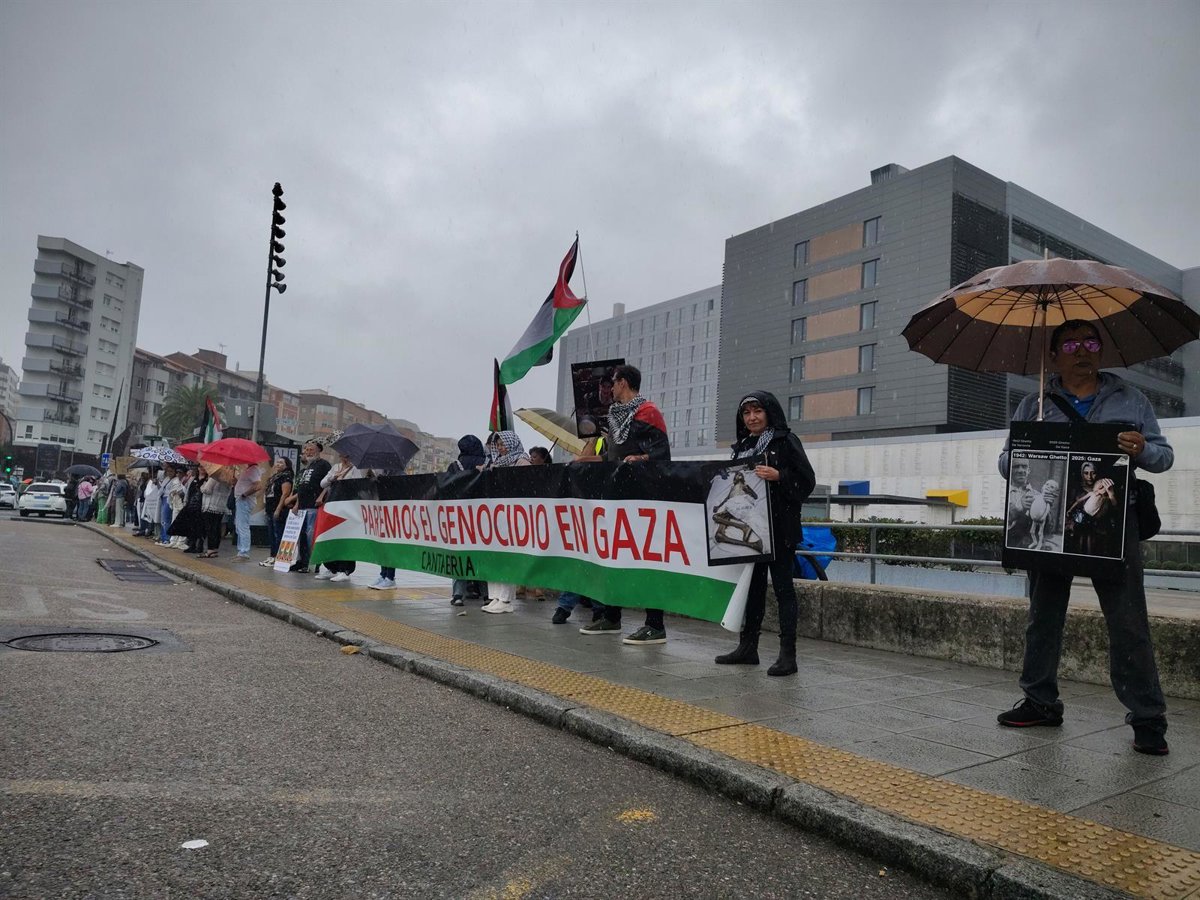 Centenares de personas  abrazan  Valdecilla por Gaza