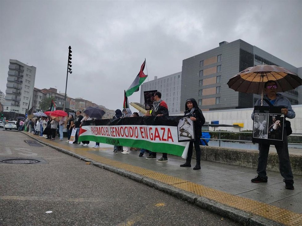 Centenares de personas "abrazan" Valdecilla por Gaza