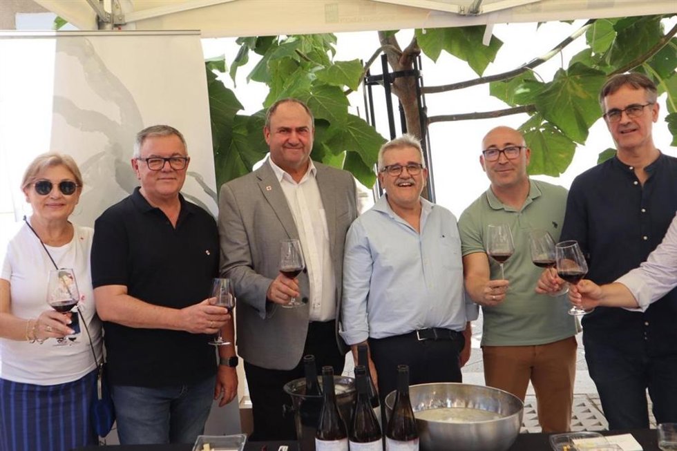 El consejero de Agricultura, Ganadería y Desarrollo Rural, Julián Martínez Lizán, en la Feria de los Vinos de Hellín.