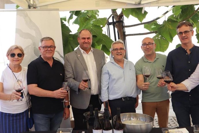 El consejero de Agricultura, Ganadería y Desarrollo Rural, Julián Martínez Lizán, en la Feria de los Vinos de Hellín.