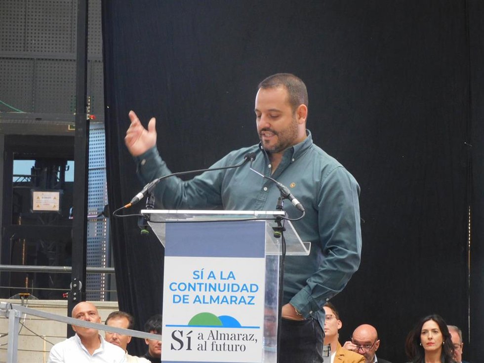 El presidente de la plataforma ciudadana 'Sí a Almaraz, Sí al futuro', Fernando Sánchez, interviene en el acto de firma del manifiesto conjunto 'Alianza por Almaraz'