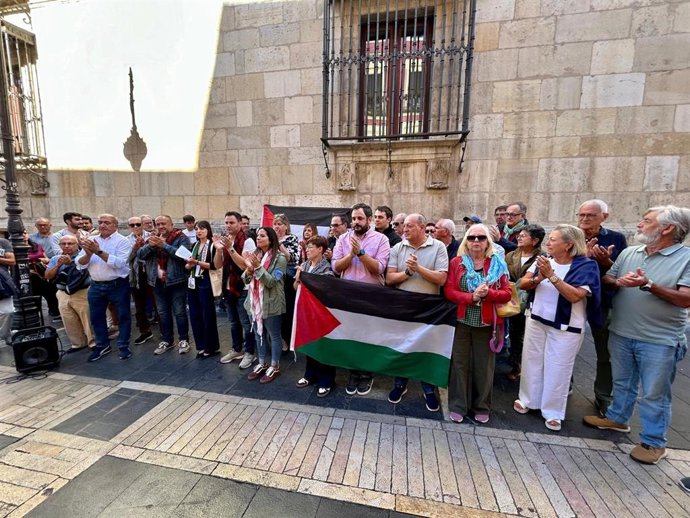 Concentración en solidaridad con el pueblo palestino convocada este sábado por el PSOE de León.
