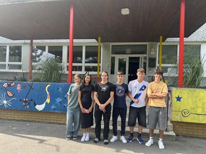 Los tres alumnos españoles junto a sus anfitriones eslovacos en el instituto García Lorca de Bratislava