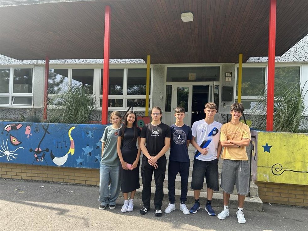 Los tres alumnos españoles junto a sus anfitriones eslovacos en el instituto García Lorca de Bratislava