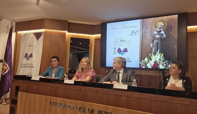 La delegada de Salud y Consumo de Jaén, Elena González, en el acto organizado por el Colegio Oficial de Veterinarios de Jaén,  con motivo de su Día de su patrón, San Francisco de Asís.