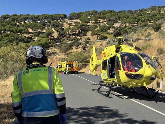 Dos jóvenes heridos en un accidente de moto en Robledo de Chavela son trasladados en helicóptero.