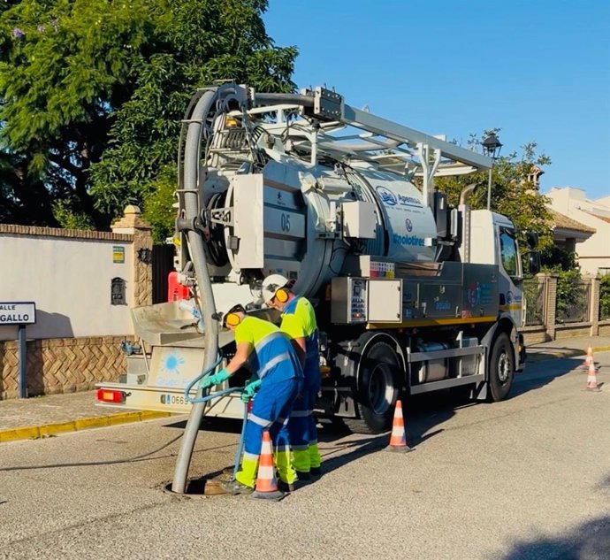 Equipo de limpieza de alcantarillas de Apemsa.