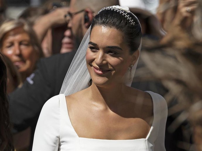 Bárbara Mirjan llega a la iglesia del Cristo de los Gitanos en coche de caballos acompañada por su padre, el empresario libanés Bachar Mirjan, a 4 de octubre de 2025, en Sevilla (Andalucía, España).