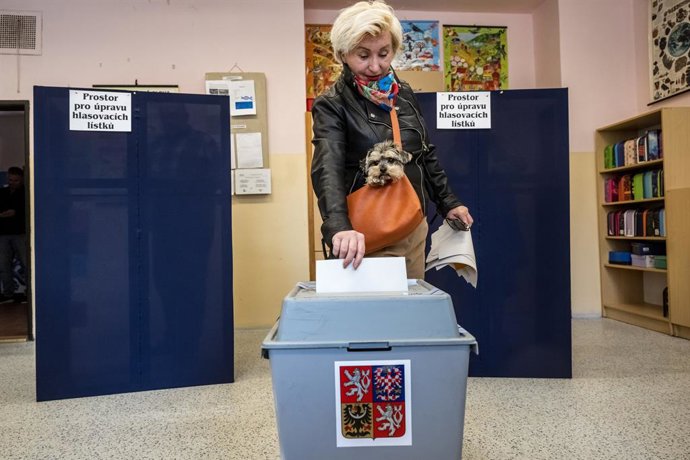 03 October 2025, Czech Republic, Prague: A woman casts her vote at a polling station inside the Balabence Elementary School, on the first day of the elections to the Chamber of Deputiesat. Photo: ·imánek Vít/CTK/dpa