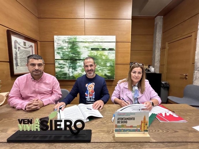 El alcalde de Siero, Ángel García, junto a Javier Rodríguez, concejal de Urbanismo y María Teresa Álvarez, concejala de Izquierda Unida Siero.