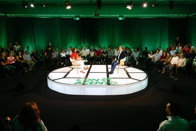 La vicepresidenta del Gobierno y secretaria general del PSOE de Andalucía, María Jesús Montero, y el expresidente del Gobierno José Luis Rodríguez Zapatero