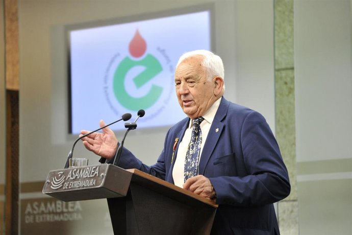 El presidente de la Federación Extremeña de Hermandades de Donantes de Sangre, Jesús Domínguez, interviene en el acto conmemorativo por el Día Regional del Donante de Sangre, celebrado este sábado en la Asamblea de Extremadura