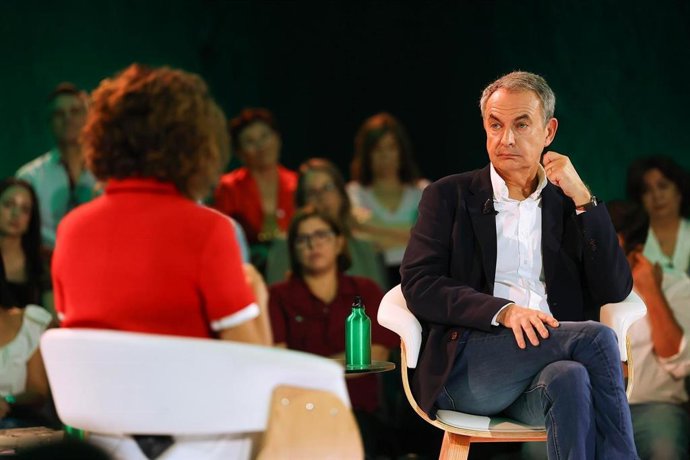 El expresidente del Gobierno y exsecretario general del PSOE, José Luis Rodríguez Zapatero, y la secretaria general del PSOE-A, María Jesús Montero