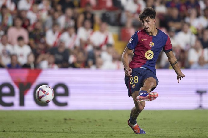 Archivo - Arquivo - 27 de agosto de 2024, Madri, Renânia do Norte-Vestfália, Espanha: Marc Bernal (FC Barcelona) controla a bola durante a partida da LaLiga entre Rayo Vallecano e FC Barcelona no Campo de Fútbol de Vallecas em 27 de agosto de 2024 em Madr