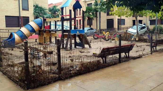 Parque infanil lleno de barro tras la tormenta que causó numerosos daños en localidades de la Comarca Central como Cuarte y María de Huerva.
