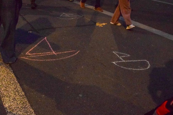 2 de outubro de 2025, Londres, Inglaterra, Reino Unido: Manifestantes desenham barcos na estrada enquanto se reúnem do lado de fora da Downing Street em solidariedade à Palestina e à Global Sumud Flotilla, que transporta Greta Thunberg, entre muitos outro