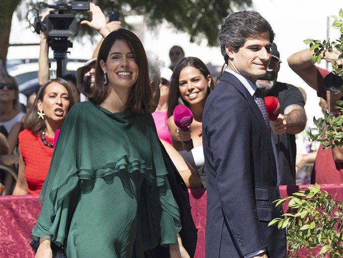 Sofía Palazuelo y Fernando Fitz-James Stuart llegan a la iglesia del Cristo de los Gitanos para asistir al enlace matrimonial de Cayetano Martínez de Irujo y Bárbara Mirjan, a 4 de octubre de 2025, en Sevilla (Andalucía, España).