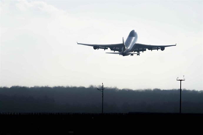 Archivo - Avion despega del aeropuerto de Fráncfort (Alemania) 