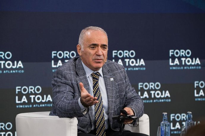 El Chairman Renew Democracy Iniciative, Garry Kasparov, interviene durante la última jornada del ‘Foro de La Toja - Vínculo Atlántico’ 2025, en el Eurostars Gran Hotel La Toja, a 4 de octubre de 2025, en la Illa da Toxa, Pontevedra, Galicia.