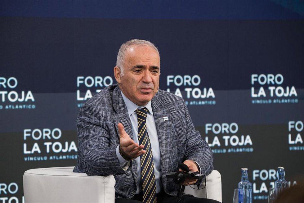 El Chairman Renew Democracy Iniciative, Garry Kasparov, interviene durante la última jornada del Foro de La Toja - Vínculo Atlántico 2025, en el Eurostars Gran Hotel La Toja, a 4 de octubre de 2025, en la Illa da Toxa, Pontevedra, Galicia.