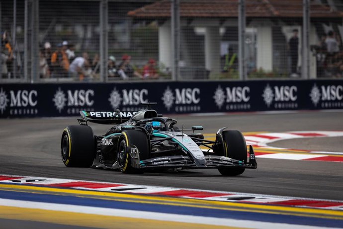 63 RUSSELL George (gbr), Mercedes AMG F1 Team W16, em ação durante o Grande Prêmio de Cingapura de Fórmula 1 de 2025, 18ª etapa do Campeonato Mundial de Fórmula 1 da FIA de 2025, de 3 a 5 de outubro de 2025, no Marina Bay Street Circuit, em Cingapura - Fo