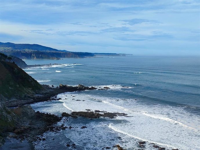 Archivo - Acantilados del mar cantábrico en Asturias.
