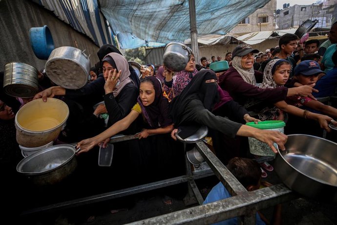 Imagen de archivo de un reparto de comida en Nuseirat (Gaza)