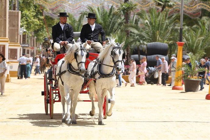 Archivo - Jerezanos asisten a la Feria del Caballo, a 18 de mayo de 2025 en Jerez de la Frontera (Cádiz, Andalucía, España).  