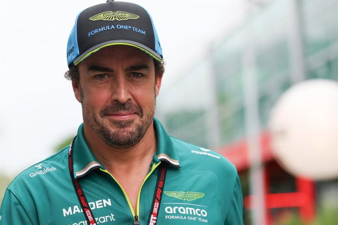 3 de outubro de 2025, Cingapura, Cingapura: 14 Fernando Alonso (ESP) Aston Martin Aramco F1 Team (GBR) Aston Martin AMR25/Mercedes durante o Grande Prêmio de Cingapura de Fórmula 1 de 2025, 18ª etapa do Campeonato Mundial de Fórmula 1 de 2025, realizado e