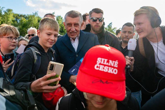30 de setembro de 2025, Praga, República Tcheca: Andrej Babis (ao centro), bilionário tcheco, ex-primeiro-ministro e líder do partido ANO, é visto em meio à multidão de apoiadores durante um comício de campanha do partido em Praga. As eleições parlamentar