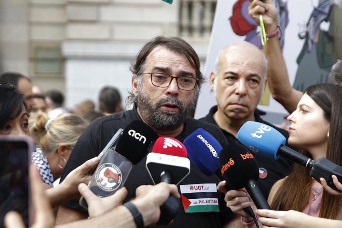 El secretari general d'UGT Catalunya, Camil Ros, atén als mitjans durant una manifestació en suport a Palestina, a 4 d'octubre de 2025, a Barcelona, Catalunya (Espanya). Sota el lema ?Fi al comerç d'armis i als relacions amb Israel?, les moviliz