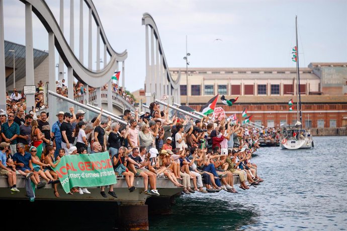 Archivo - Despedida a la Global Sunat Flotilla en el Puerto de Barcelona, a 31 de agosto de 2025, en Barcelona, Catalunya (España). La Global Sumud Flotilla zarpa del Mediterráneo para enfrentarse al bloqueo ilegal de Israel y conseguir llevar ayuda human