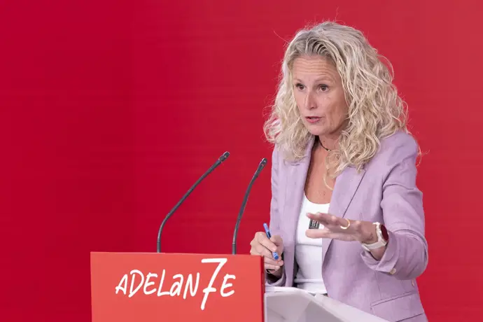 La portavoz del PSOE, Montse Mínguez, en una rueda de prensa en Ferraz. - EVA ERCOLANESE