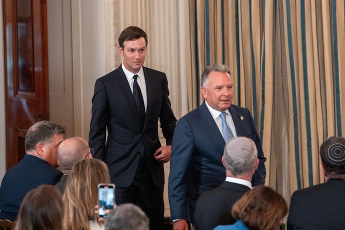 29 de setembro de 2025, Washington, Dc, Estados Unidos: O enviado especial dos Estados Unidos para o Oriente Médio, Steve Witkoff, e Jared Kushner, genro do presidente, entram na coletiva de imprensa entre o presidente DONALD TRUMP e o primeiro-ministro i