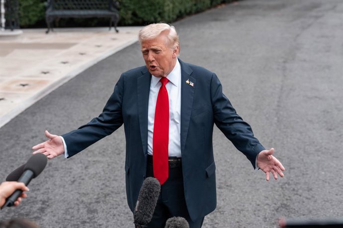 30 de setembro de 2025, Washington, Dc, Estados Unidos: O presidente DONALD TRUMP sai da Casa Branca para um voo rápido para Quantico, VA, onde se encontrará com uma reunião de generais e almirantes em 30 de setembro de 2025.,Image: 1041904003, Licença: R