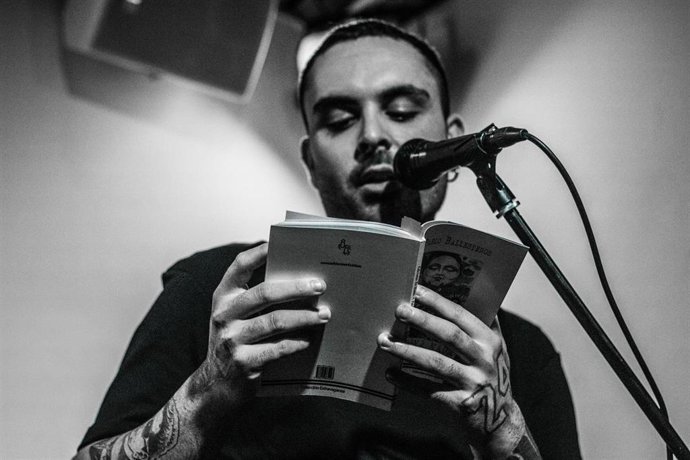 Pablo Ballesteros recitando en los 'Lunes Literarios'