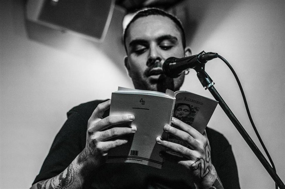 Pablo Ballesteros recitando en los 'Lunes Literarios'