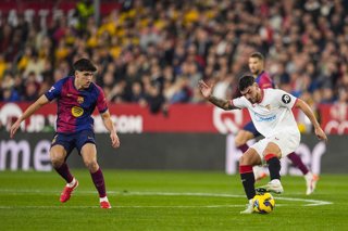 Archivo - Isaac Romero of Sevilla FC and Pau Cubarsi of FC Barcelona in action during the Spanish league, LaLiga EA Sports, football match played between Sevilla FC and FC Barcelona at Ramon Sanchez-Pizjuan stadium on February 9, 2025, in Sevilla, Spain.