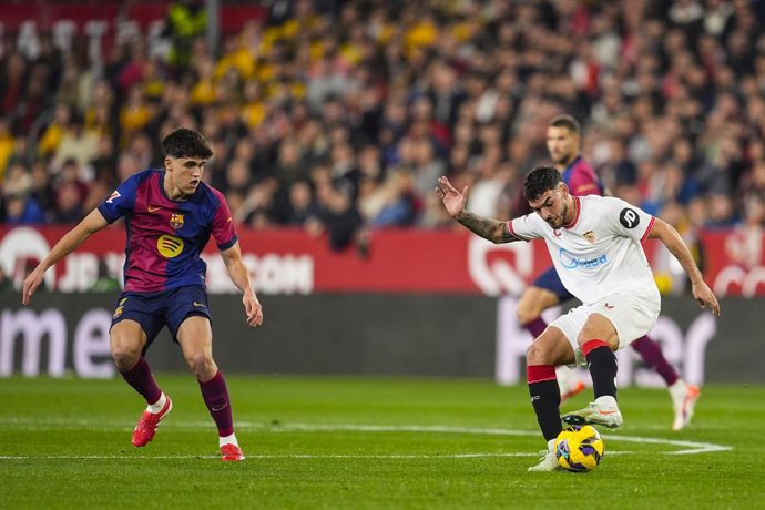 Archivo - Isaac Romero of Sevilla FC and Pau Cubarsi of FC Barcelona in action during the Spanish league, LaLiga EA Sports, football match played between Sevilla FC and FC Barcelona at Ramon Sanchez-Pizjuan stadium on February 9, 2025, in Sevilla, Spain.