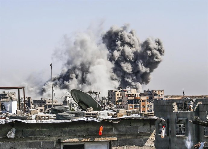 Archivo - May 9, 2025, Gaza City, Gaza Strip, Palestinian Territory: Smoke rises over residential buildings following an Israeli airstrike on the Tuffah neighborhood in the eastern part of Gaza City, Gaza, on May 9, 2025