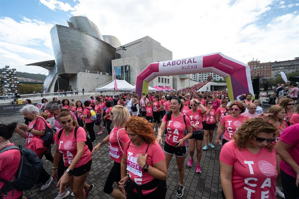 Archivo - Cientos de personas durante la 9 edición de la carrera/marcha solidaria de 2024